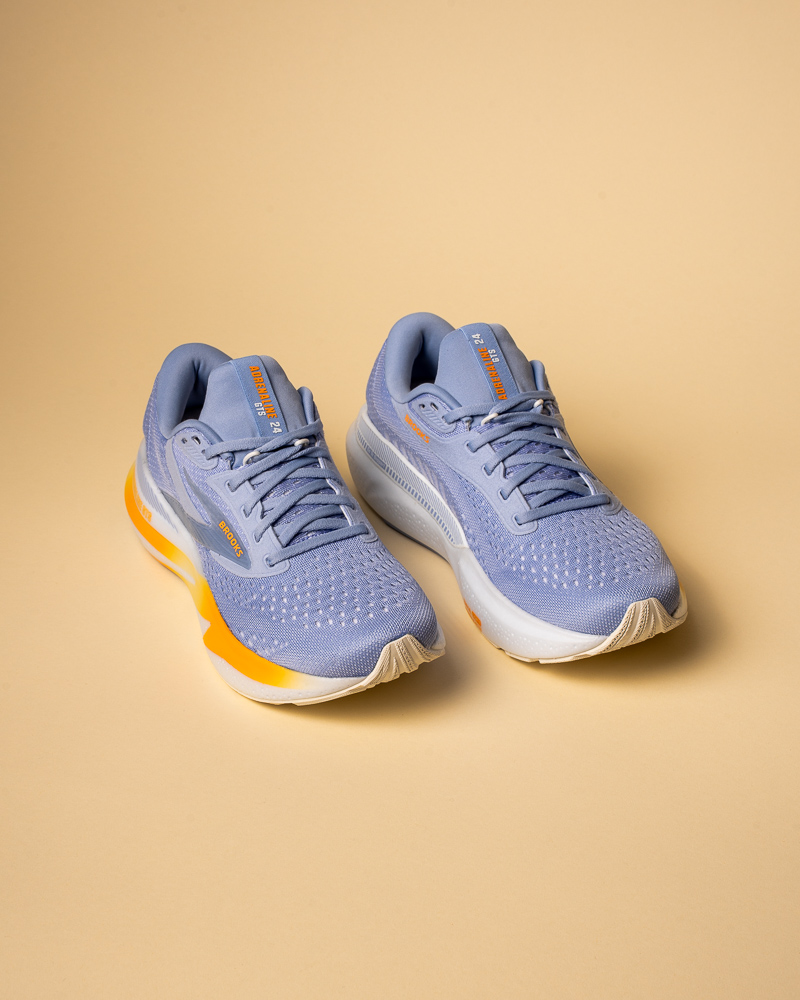 Sneaker Brooks adrenaline GTS 24 sur fond uni Jaune clair